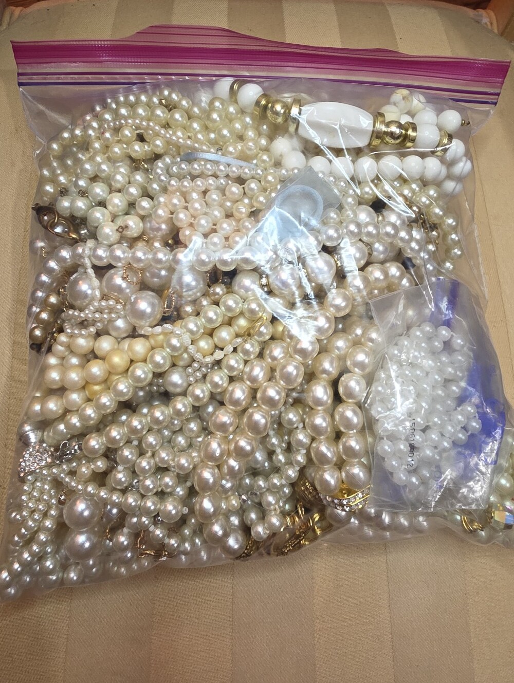 RESELLERS!! 4 LB BAG OF PEARLS!  ALL WEARABLE!